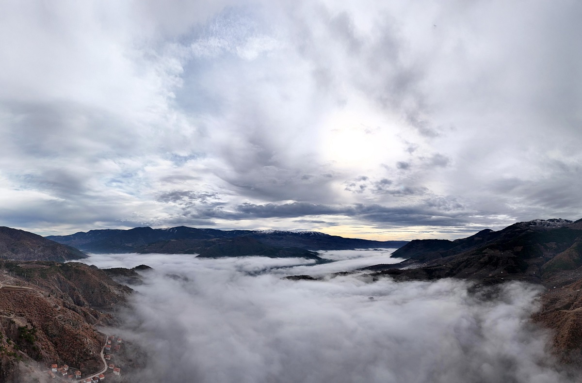 Obruk Barajı'nın sisli manzarası dron ile görüntülendi