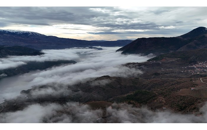 Obruk Barajını sis kapladı