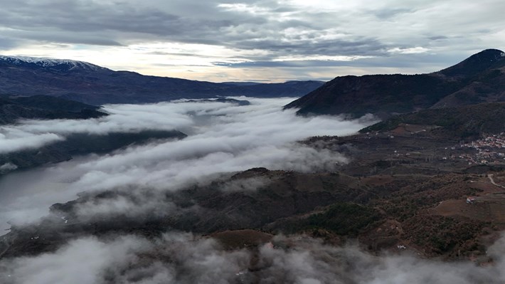 Obruk Barajını sis kapladı
