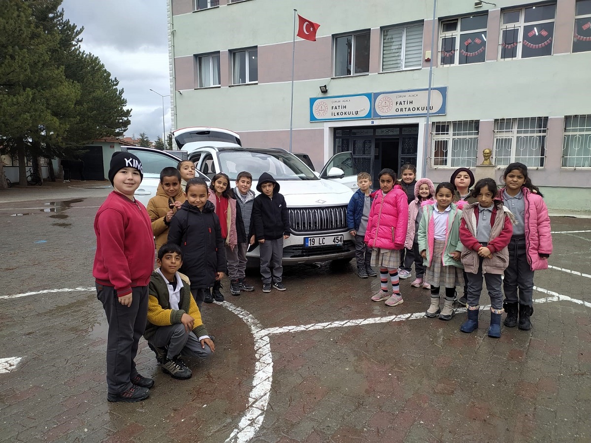 Öğrenciler yerli malın önemini Togg ile öğrendi (3)