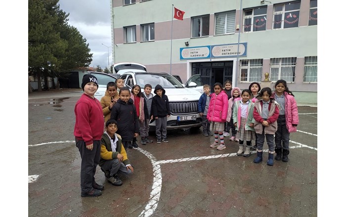 Öğrenciler yerli malın önemini Togg ile öğrendi (3)