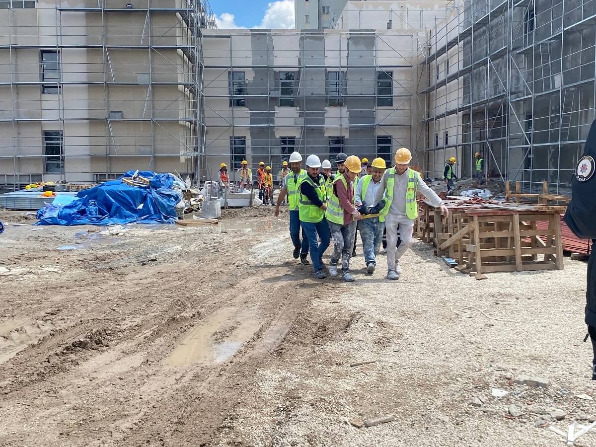 Olay, Bahçelievler Çamlık Caddesi'ndeki hastane inşaat alanında meydana geldi (2)
