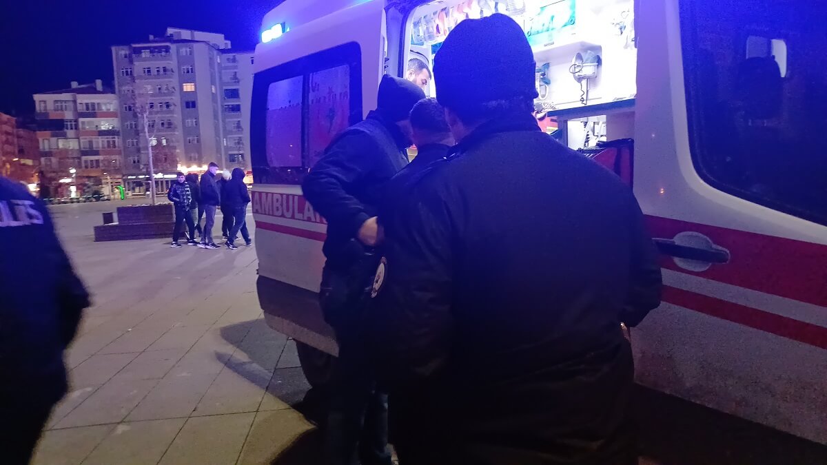 Olay Kadeş Meydanında yaşandı. Yaralı genç hastaneye kaldırıldı (1)