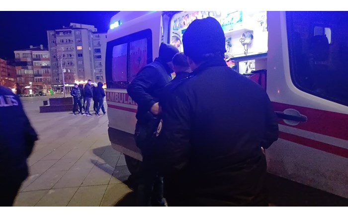 Olay Kadeş Meydanında yaşandı. Yaralı genç hastaneye kaldırıldı (1)