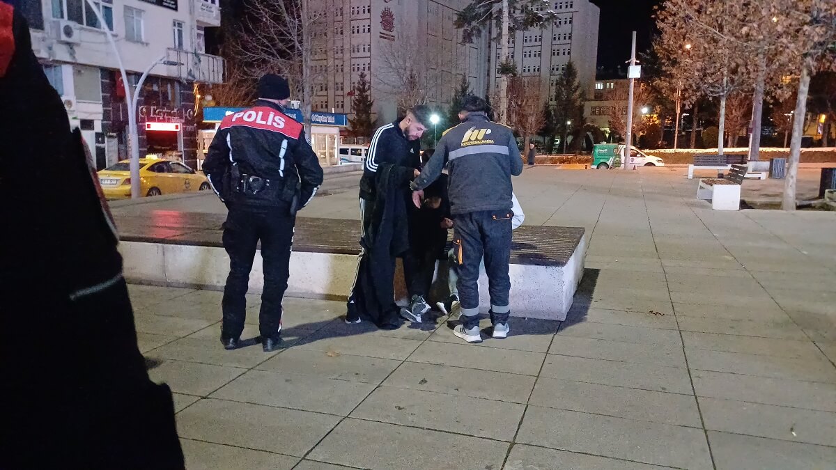 Olay Kadeş Meydanında yaşandı. Yaralı genç hastaneye kaldırıldı (2)