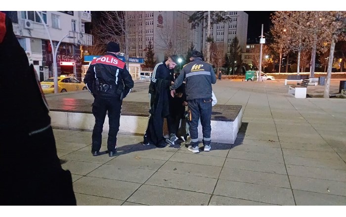 Olay Kadeş Meydanında yaşandı. Yaralı genç hastaneye kaldırıldı (2)