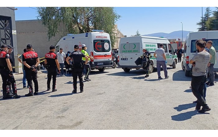 Olay yerine gelen ekipler anne ve oğlunun hayatını kaybettiğini belirledi (1)