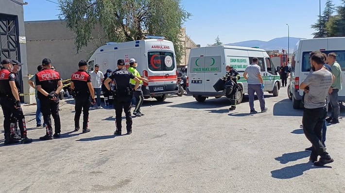 Olay yerine gelen ekipler anne ve oğlunun hayatını kaybettiğini belirledi (1)