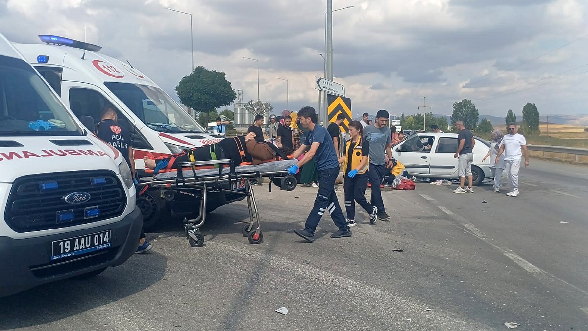 Olay yerine gelen sağlık ekipleri tarafından ilk müdahalesi yapılan yaralılar, Erol Olçok Eğitim ve Araştırma Hastanesine kaldırıldı