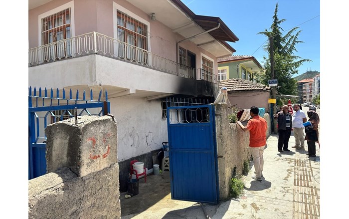 Olayda can kaybı ya da yaralanan olmazken evde maddi hasar meydana geldi