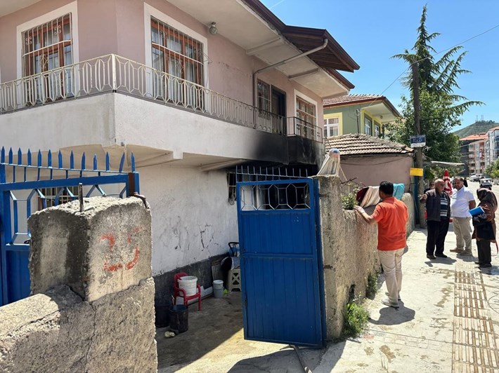 Olayda can kaybı ya da yaralanan olmazken evde maddi hasar meydana geldi