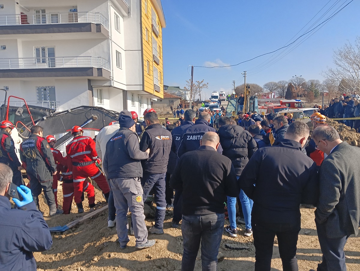 Ölen işçilerin cansız bedeni göçük altında çıkartıldı