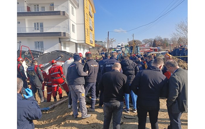 Ölen işçilerin cansız bedeni göçük altında çıkartıldı