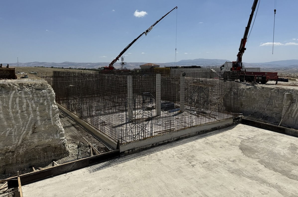 Organize Sanayi Bölgesi’nde bulunan Artıma Tesisi’nden Çorum L Tipi Cezaevi’ni besleyen hattın yetersiz kalması nedeniyle yeni hat çalışmaları başladı. (1)