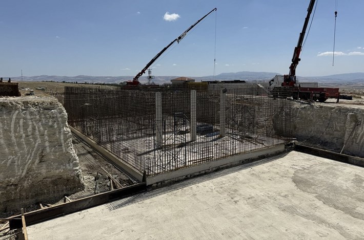 Organize Sanayi Bölgesi’nde bulunan Artıma Tesisi’nden Çorum L Tipi Cezaevi’ni besleyen hattın yetersiz kalması nedeniyle yeni hat çalışmaları başladı. (1)