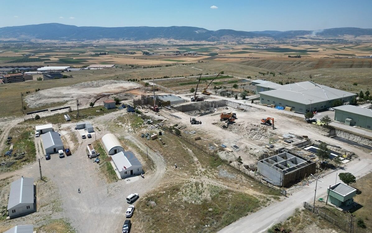 Organize Sanayi Bölgesi’nde bulunan Artıma Tesisi’nden Çorum L Tipi Cezaevi’ni besleyen hattın yetersiz kalması nedeniyle yeni hat çalışmaları başladı. (2)