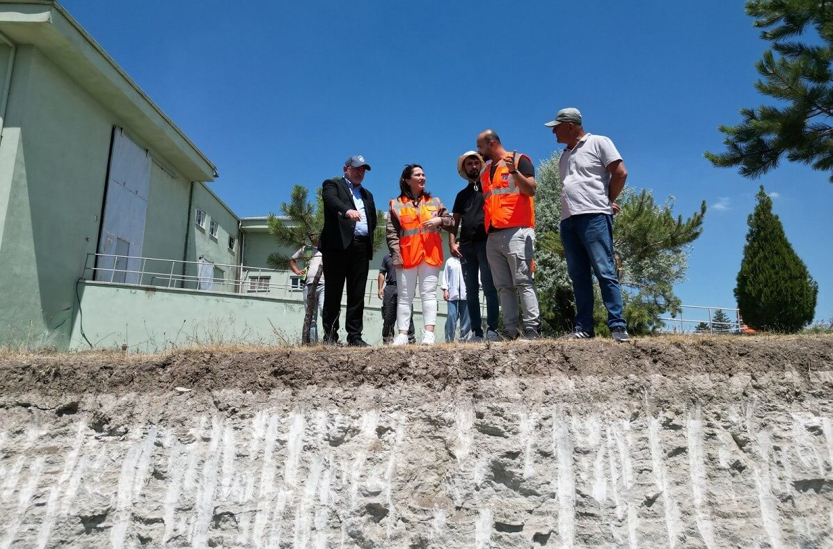 Organize Sanayi Bölgesi’nde bulunan Artıma Tesisi’nden Çorum L Tipi Cezaevi’ni besleyen hattın yetersiz kalması nedeniyle yeni hat çalışmaları başladı. (3)
