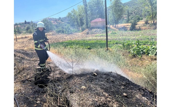 Osmancık ilçesinde akaryakıt istasyonunun yanında çıkan örtü yangını, itfaiye ekiplerinin müdahalesiyle söndürüldü (2)
