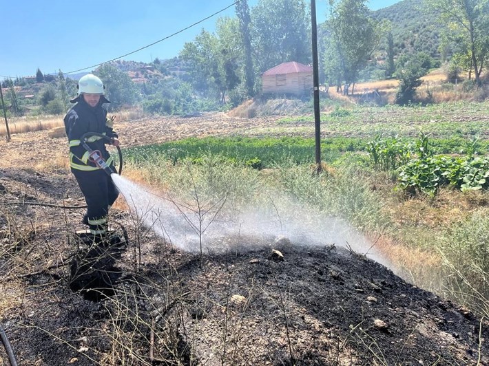 Osmancık ilçesinde akaryakıt istasyonunun yanında çıkan örtü yangını, itfaiye ekiplerinin müdahalesiyle söndürüldü (2)