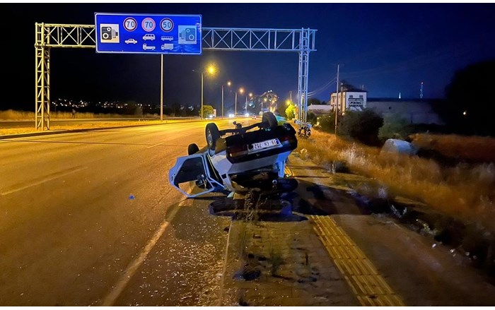 Osmancık ilçesinde bir otomobil, tırın sıkıştırması neticesinde takla attı (1)
