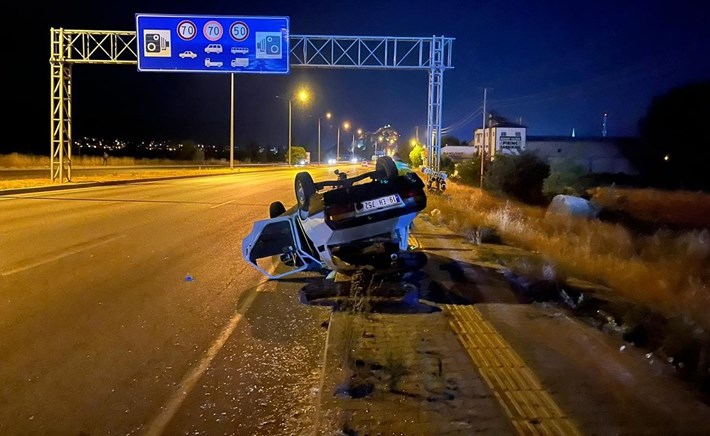 Osmancık ilçesinde bir otomobil, tırın sıkıştırması neticesinde takla attı (1)