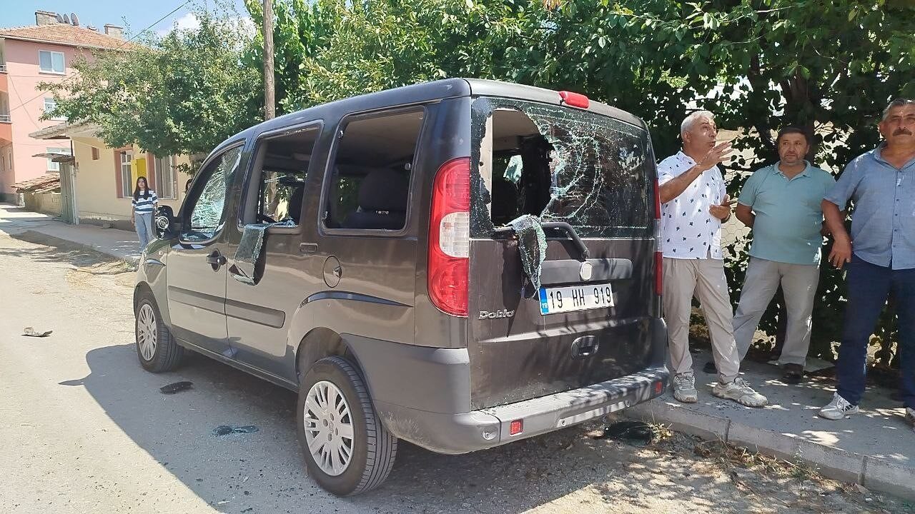 Osmancık ilçesinde bir vatandaşın park halindeki hafif ticari aracın tüm camları kimliği belirsiz kişi ya da kişilerce kırıldı (2)