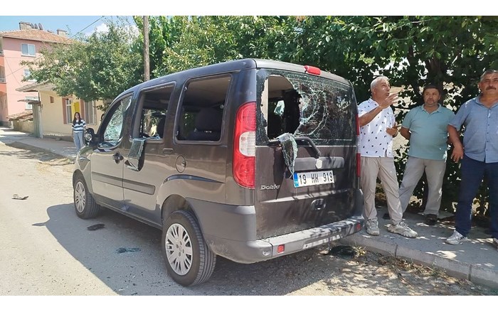 Osmancık ilçesinde bir vatandaşın park halindeki hafif ticari aracın tüm camları kimliği belirsiz kişi ya da kişilerce kırıldı (2)