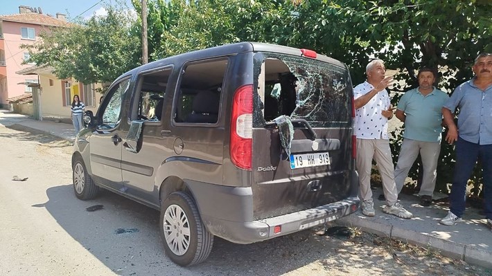 Osmancık ilçesinde bir vatandaşın park halindeki hafif ticari aracın tüm camları kimliği belirsiz kişi ya da kişilerce kırıldı (2)