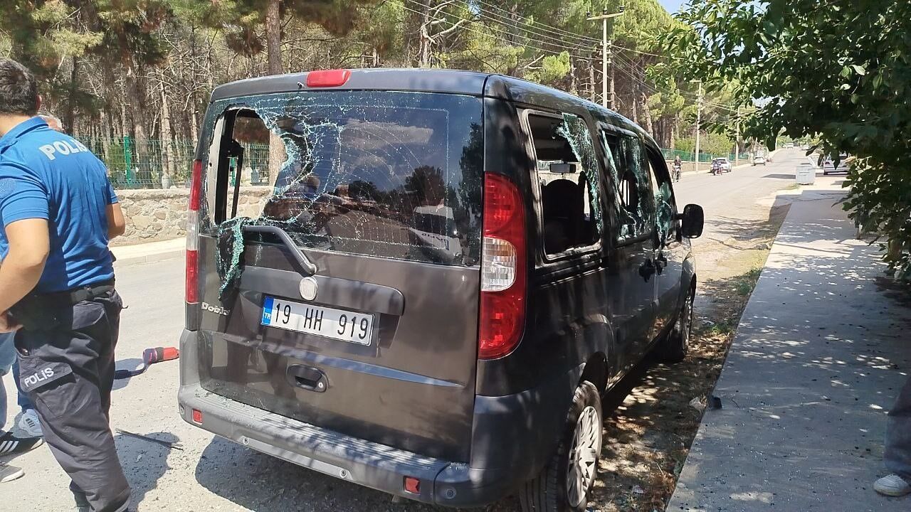 Osmancık ilçesinde bir vatandaşın park halindeki hafif ticari aracın tüm camları kimliği belirsiz kişi ya da kişilerce kırıldı (3)