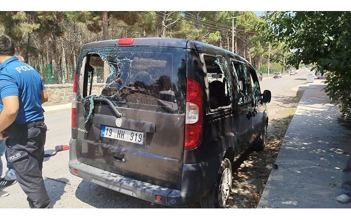 Osmancık ilçesinde bir vatandaşın park halindeki hafif ticari aracın tüm camları kimliği belirsiz kişi ya da kişilerce kırıldı (3)