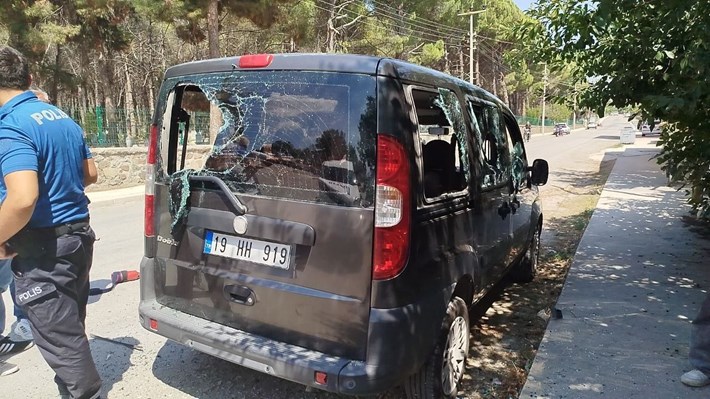 Osmancık ilçesinde bir vatandaşın park halindeki hafif ticari aracın tüm camları kimliği belirsiz kişi ya da kişilerce kırıldı (3)