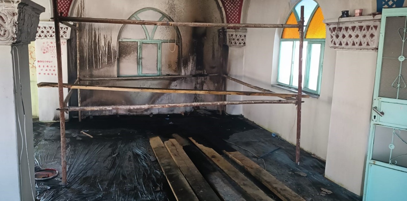 Osmancık ilçesinde bulunan bir camide çıkan yangın, itfaiye ekiplerinin müdahalesiyle söndürüldü (2)