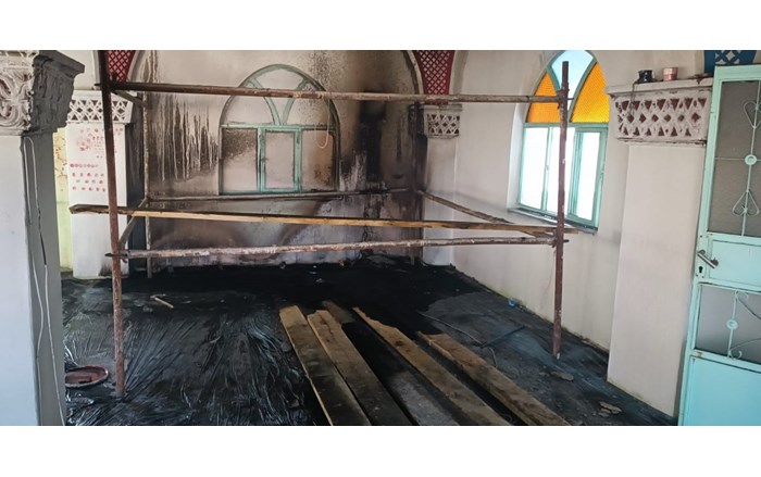 Osmancık ilçesinde bulunan bir camide çıkan yangın, itfaiye ekiplerinin müdahalesiyle söndürüldü (2)