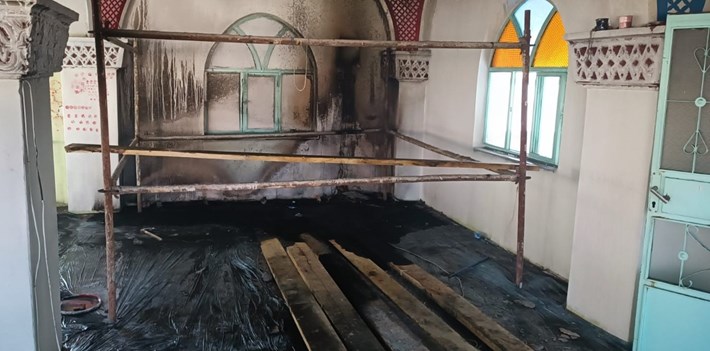 Osmancık ilçesinde bulunan bir camide çıkan yangın, itfaiye ekiplerinin müdahalesiyle söndürüldü (2)