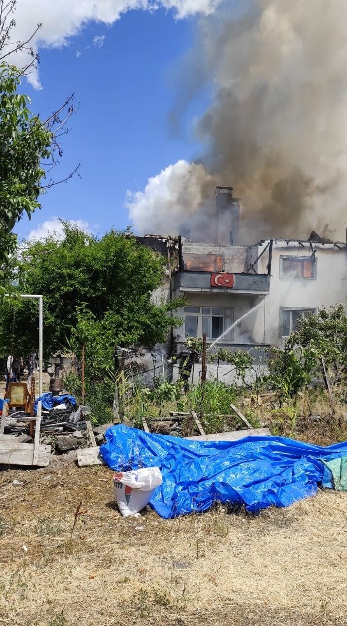 Osmancık ilçesinde çıkan yangında, 2 katlı ev kullanılmaz hale geldi (2)