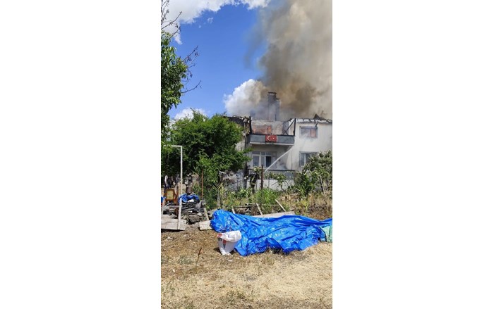 Osmancık ilçesinde çıkan yangında, 2 katlı ev kullanılmaz hale geldi (2)