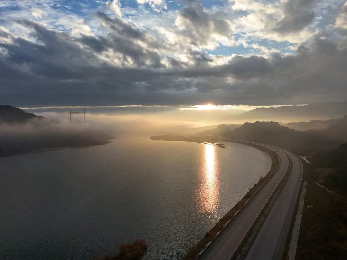 Osmancık ilçesinde dağları ve Kızılırmak nehrini kaplayan sis, kartpostallık görüştüler oluşturdu.