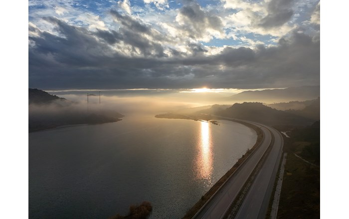 Osmancık ilçesinde dağları ve Kızılırmak nehrini kaplayan sis, kartpostallık görüştüler oluşturdu.
