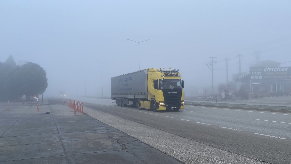 Osmancık ilçesinde etkili olan sis, ulaşımı olumsuz etkiledi