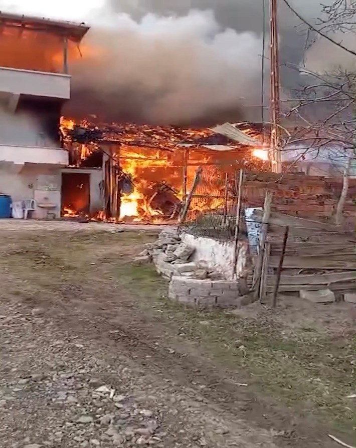 Osmancık İlçesinde ev ve ahır cayır cayır yandı (2)
