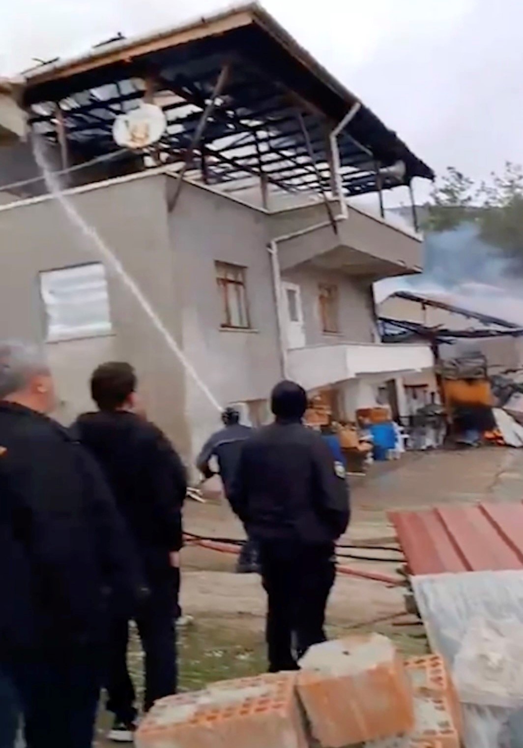 Osmancık İlçesinde ev ve ahır cayır cayır yandı (3)