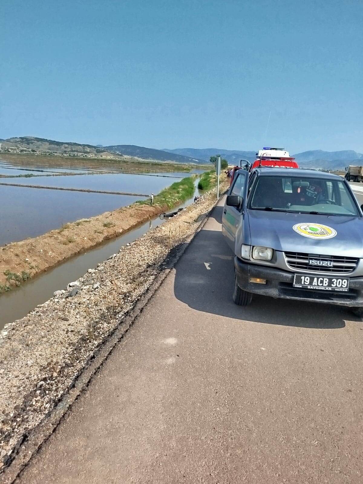 Osmancık ilçesinde kontrolden çıkan otomobil sulama kanalına devrildi (1)