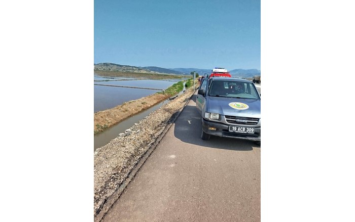 Osmancık ilçesinde kontrolden çıkan otomobil sulama kanalına devrildi (1)