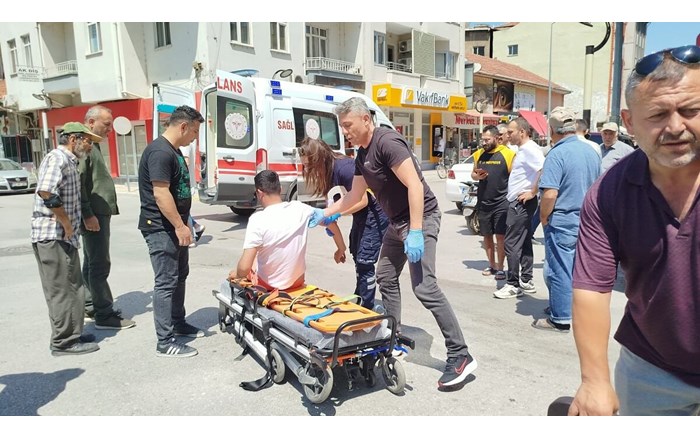 Osmancık ilçesinde otomobil ile motosikletin çarpışması neticesinde meydana gelen kazada 1 kişi yaralandı (1)