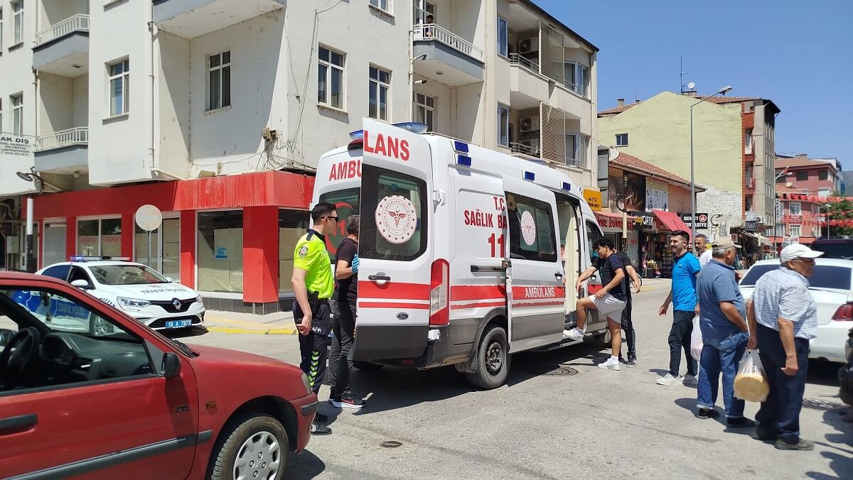 Osmancık ilçesinde otomobil ile motosikletin çarpışması neticesinde meydana gelen kazada 1 kişi yaralandı (2)