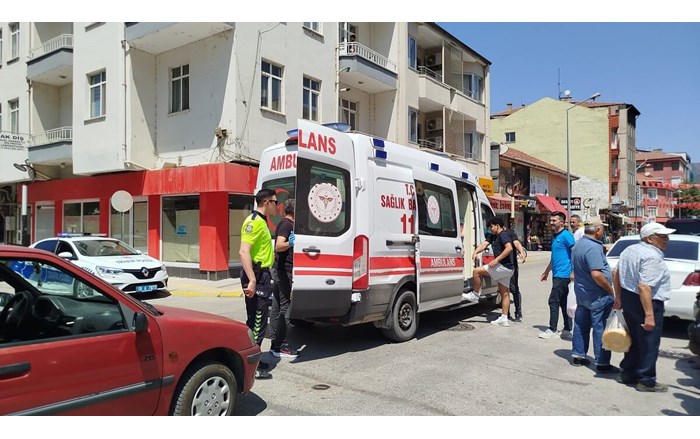 Osmancık ilçesinde otomobil ile motosikletin çarpışması neticesinde meydana gelen kazada 1 kişi yaralandı (2)