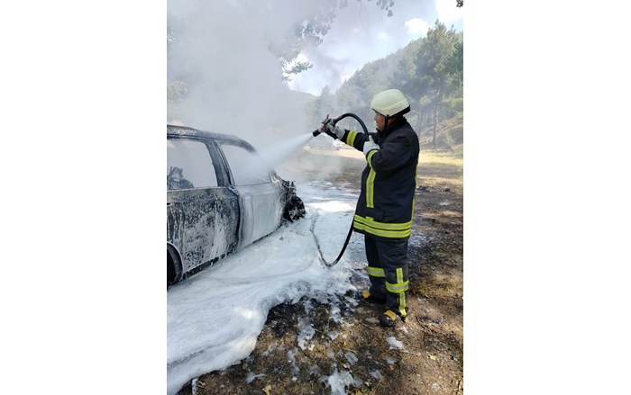 Osmancık ilçesinde park halindeyken alevlere teslim olan jeep, kullanılmaz hale geldi (2)