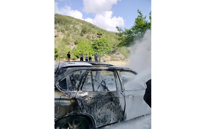 Osmancık ilçesinde park halindeyken alevlere teslim olan jeep, kullanılmaz hale geldi (3)