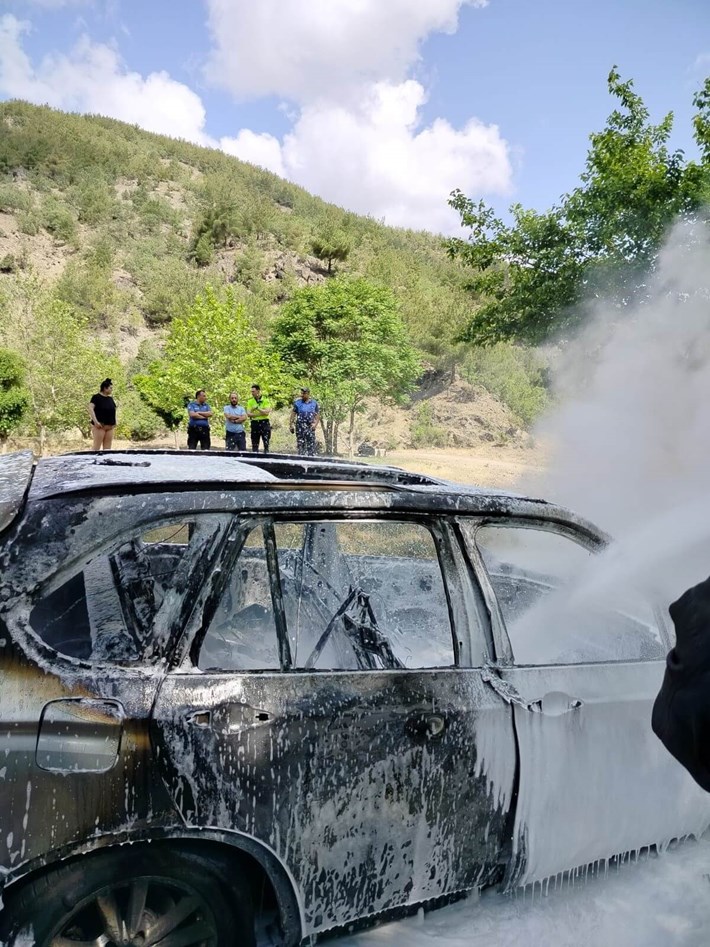 Osmancık ilçesinde park halindeyken alevlere teslim olan jeep, kullanılmaz hale geldi (3)