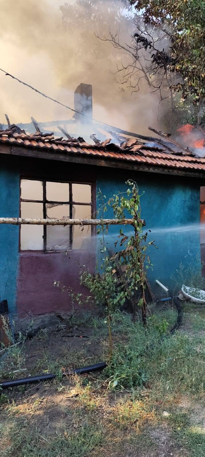 Osmancık ilçesinde tek katlı müstakil evde çıkan yangın itfaiye ekipleri tarafından söndürüldü (1)